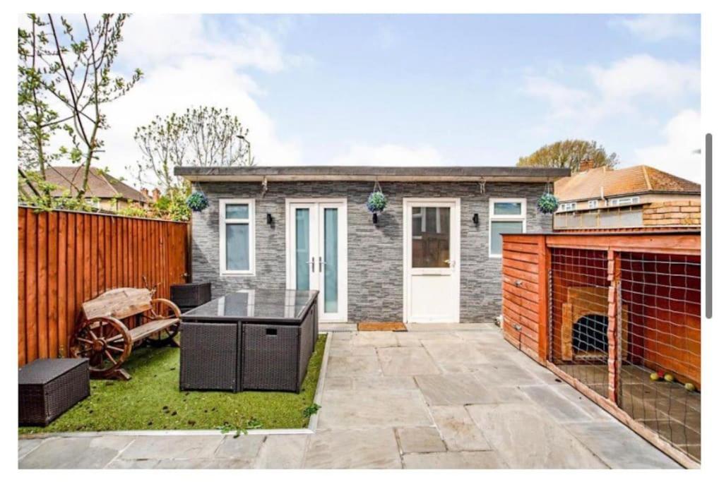 2 Bed - Walking Distance To Harry Potter Studio Watford  Extérieur photo
